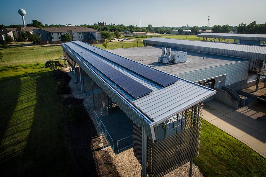 太阳能电池板最近安装在迪恩L. 哈伯德创新创业中心是Evergy公司捐赠的一部分. 正在帮助西北航空公司节约能源成本. (摄影:Todd Weddle/<a href='http://f4m.4dian8.com/'>威尼斯人在线</a>) 